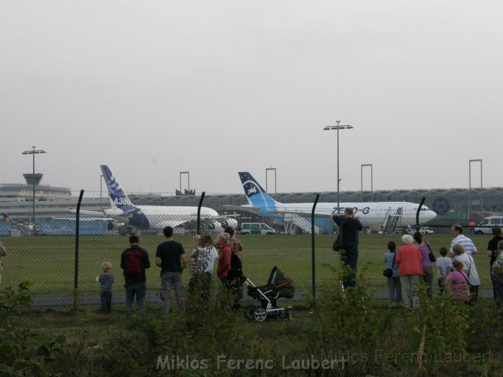 Warten auf den Airbus 380 Koeln Bonn P368.JPG